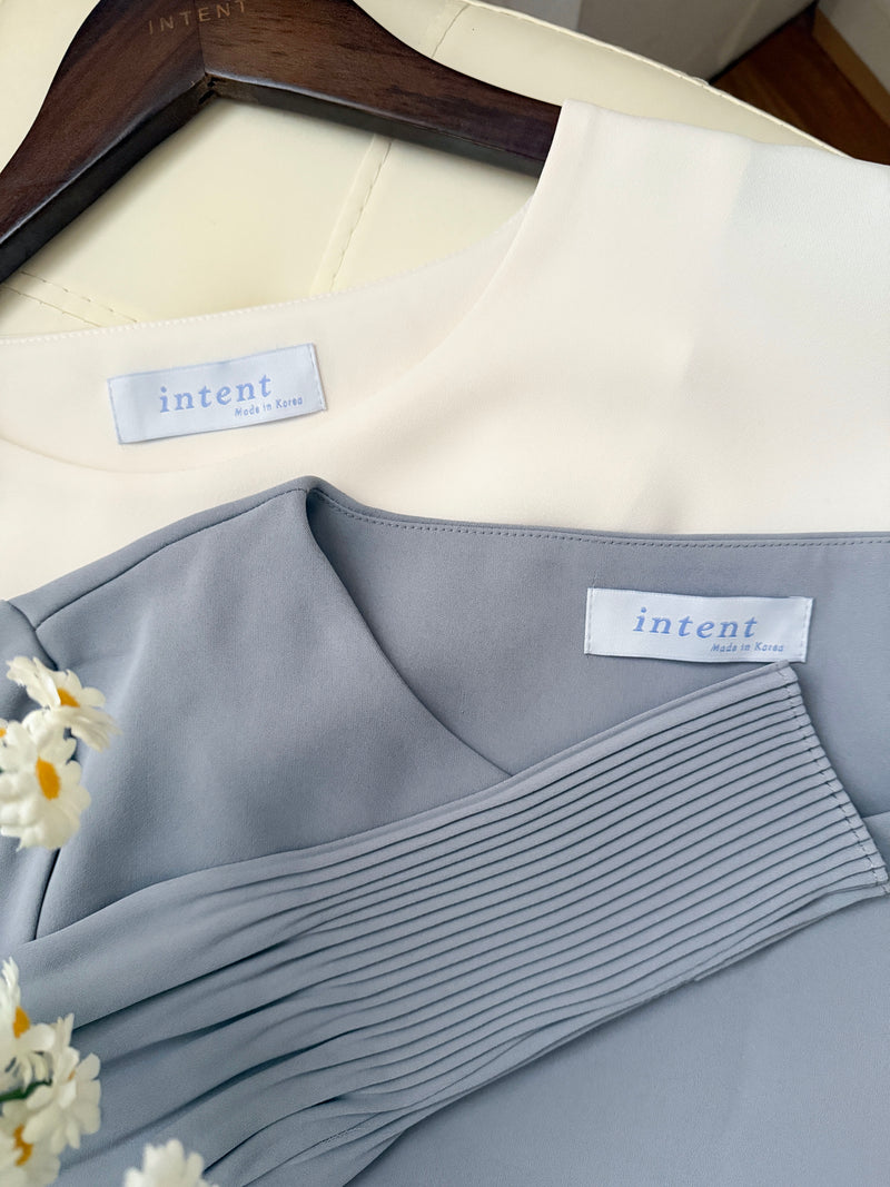 【現貨限量回歸 GreyishBlue/White】Pleated Sleeve 簡約雪紡漸細百褶手袖, Blouse/ BU8856