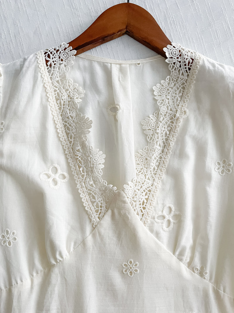 Daisy Lace Dress 夏日鑲空通花連裡布連身裙/ DS9914