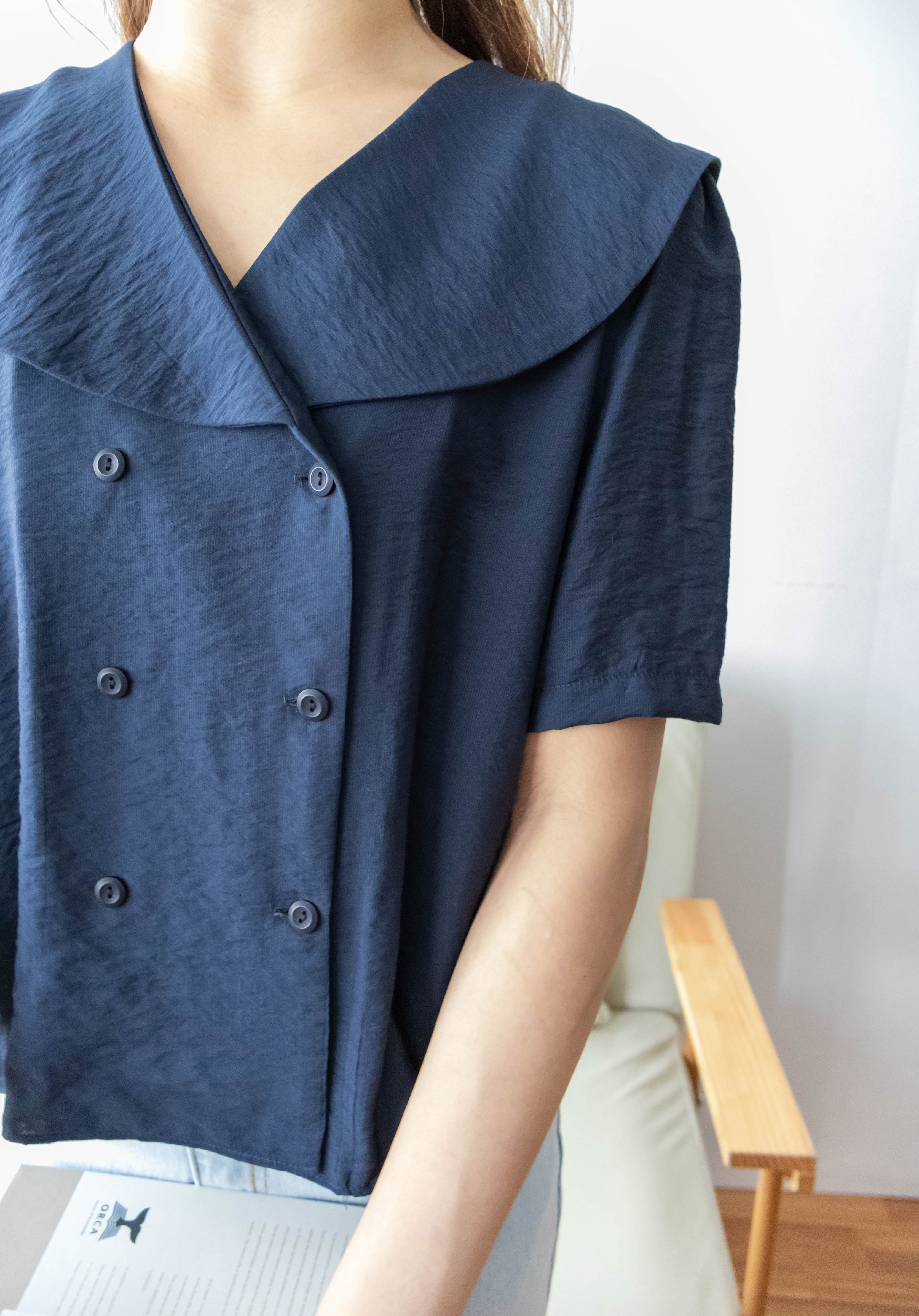 [ BEST ✈️ LIMITED RESTOCK!]  Navy 深藍雙排鈕扣紋理翻領口上衣, Blouse/ BU8926