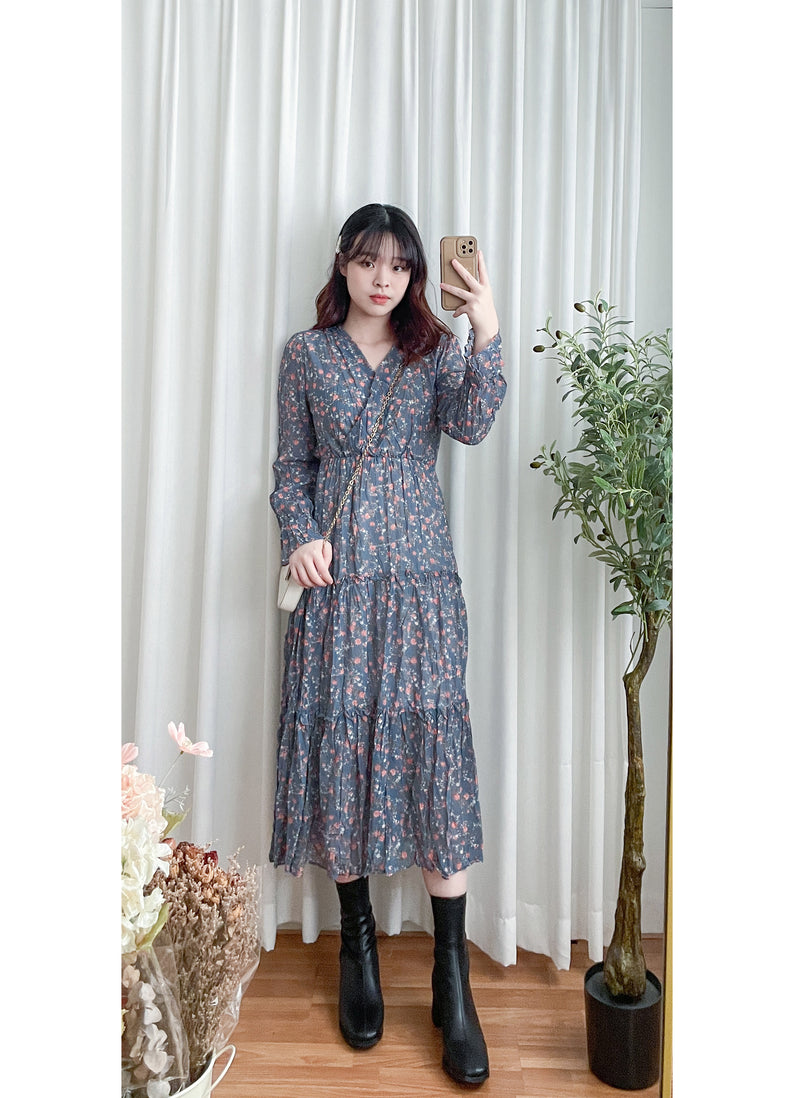 [限量現貨回歸]   Blue Flower Dress V領藍調花布遮肉皺皺布連身裙/ DS9740