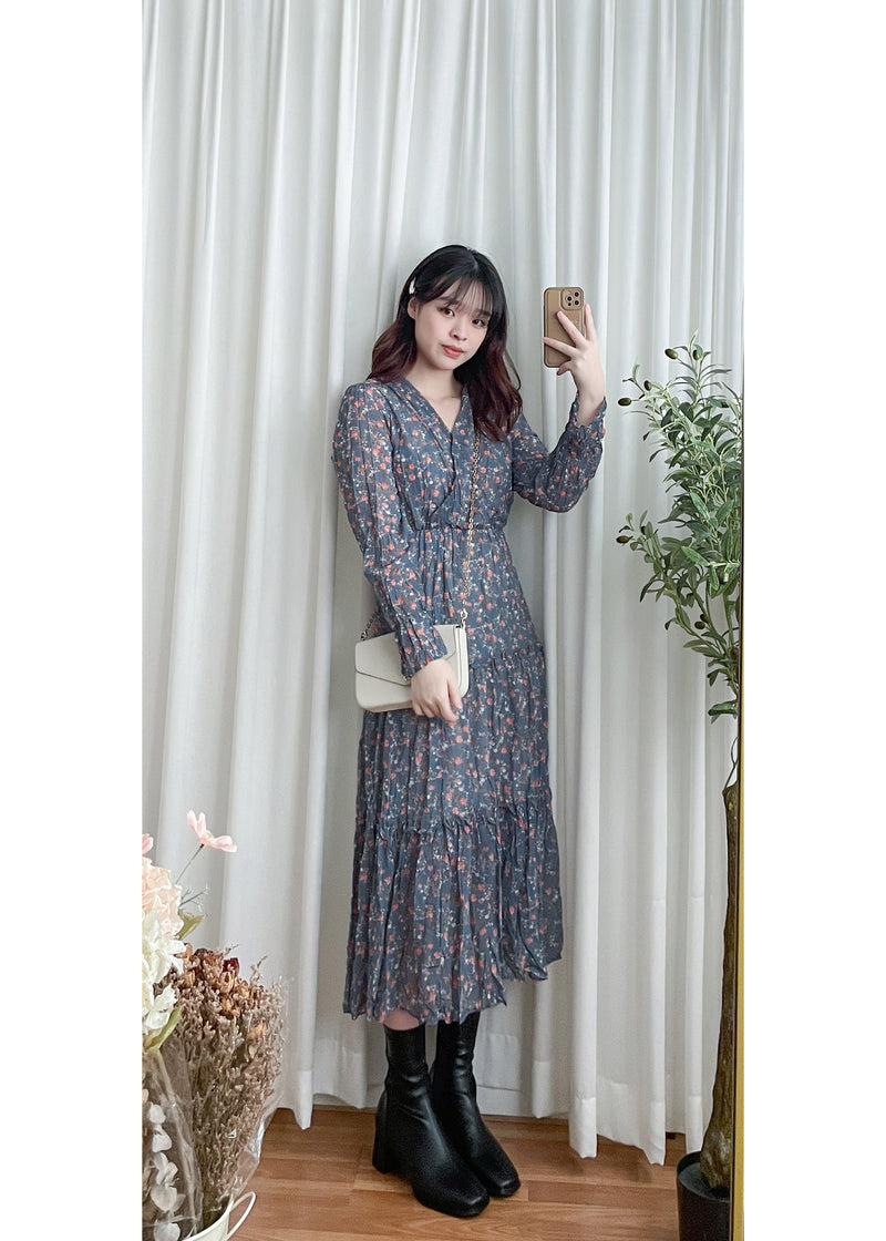 [限量現貨回歸]   Blue Flower Dress V領藍調花布遮肉皺皺布連身裙/ DS9740