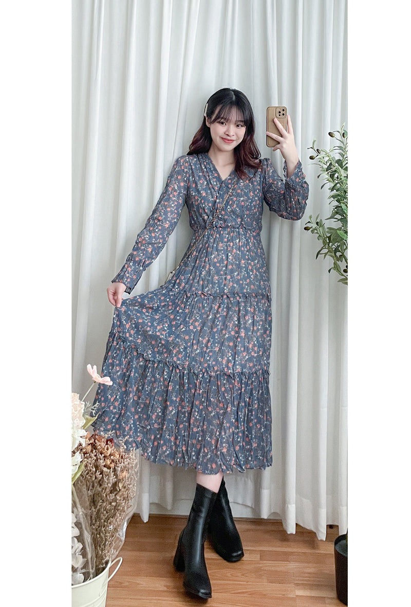 [限量現貨回歸]   Blue Flower Dress V領藍調花布遮肉皺皺布連身裙/ DS9740