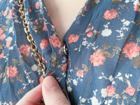 [限量現貨回歸]   Blue Flower Dress V領藍調花布遮肉皺皺布連身裙/ DS9740