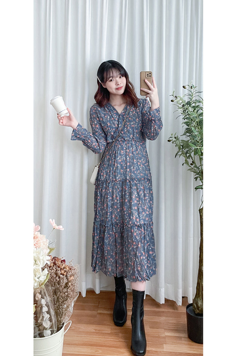 [限量現貨回歸]   Blue Flower Dress V領藍調花布遮肉皺皺布連身裙/ DS9740