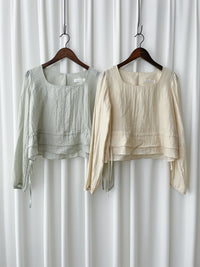 Ruffle Collar Blouse 微光澤顯鎖骨方領修腰上衣/ BU9121