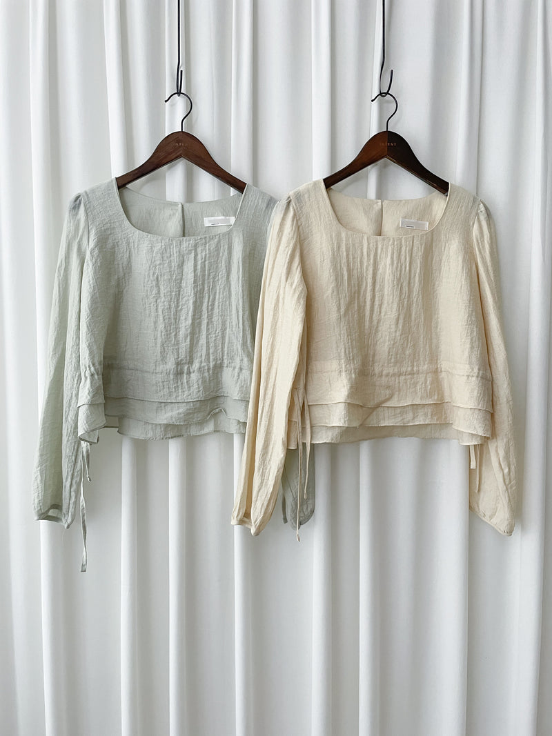 Ruffle Collar Blouse 微光澤顯鎖骨方領修腰上衣/ BU9121