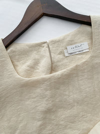 Ruffle Collar Blouse 微光澤顯鎖骨方領修腰上衣/ BU9121