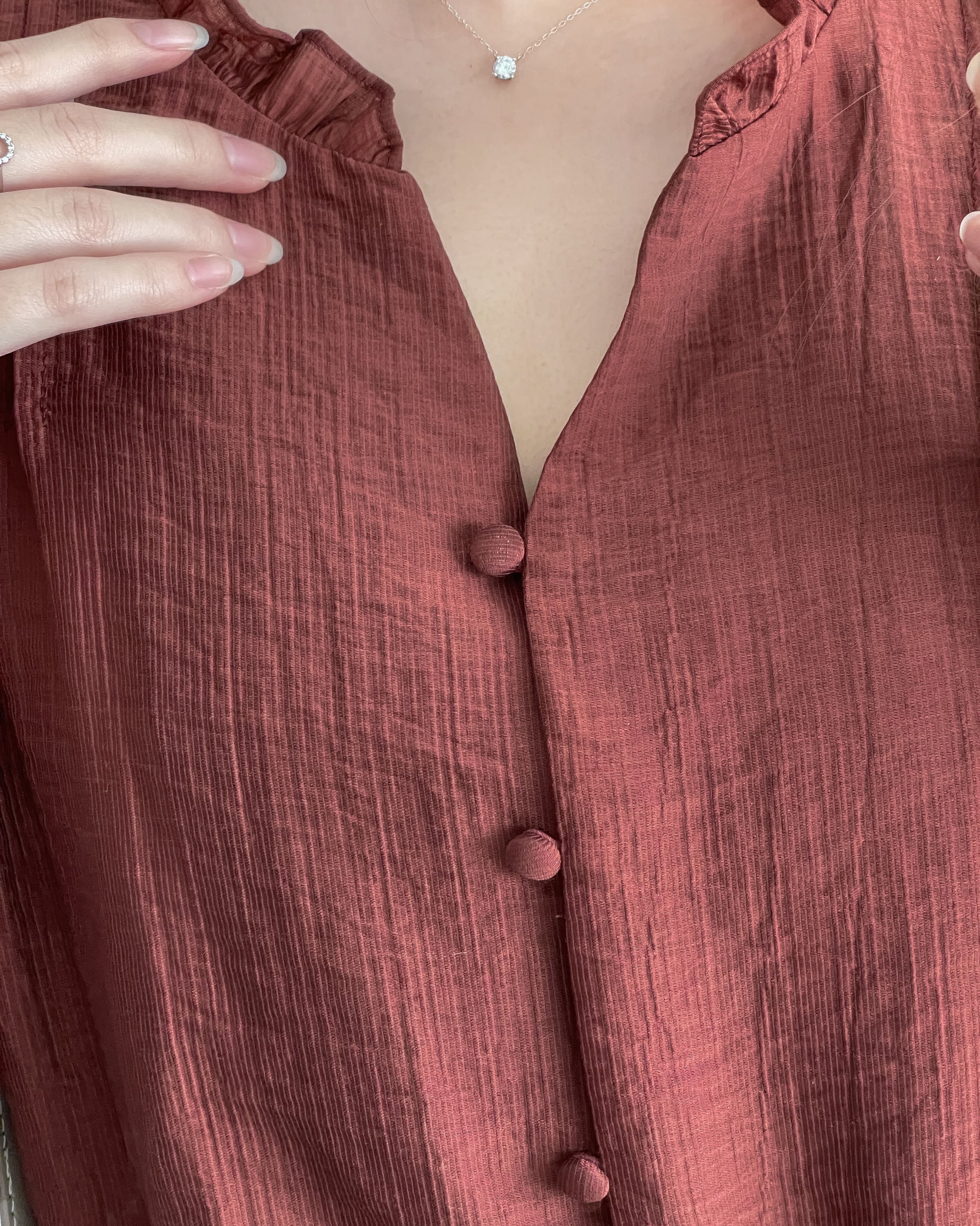 BrickRed Ruffle V Blouse 磚紅立體壓褶 V領荷葉邊襯衫/ BU9129