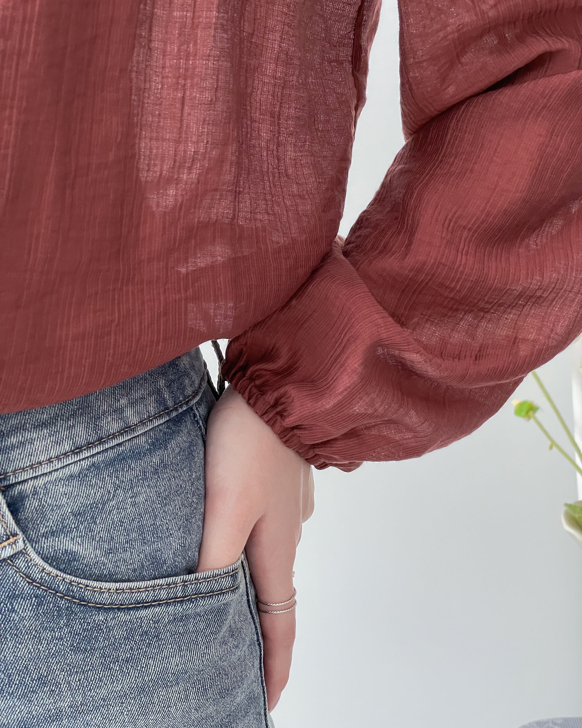 BrickRed Ruffle V Blouse 磚紅立體壓褶 V領荷葉邊襯衫/ BU9129