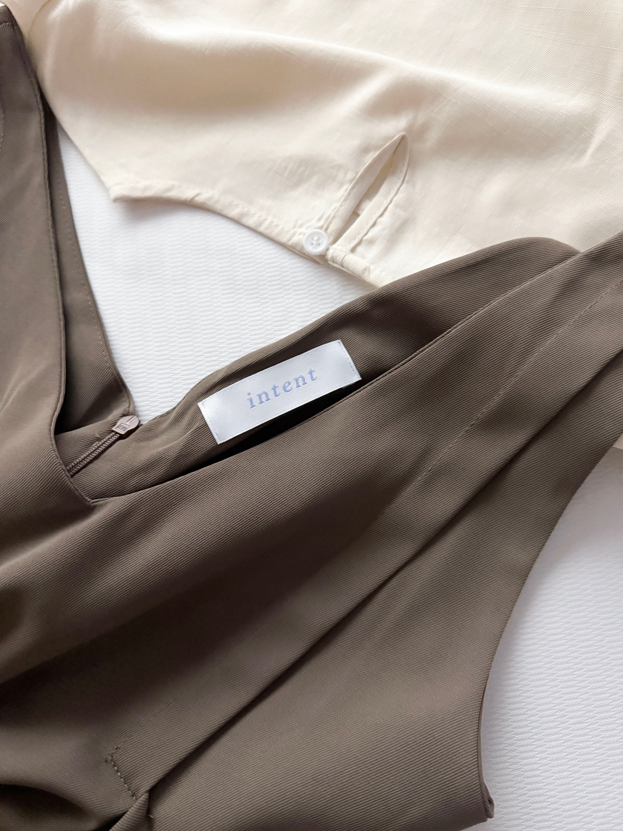 【現貨限量回歸 𝕄𝕀𝕃𝕂𝕋𝔼𝔸 】V Vest Set V領背心洋裝內搭上衣套裝 / SE8094