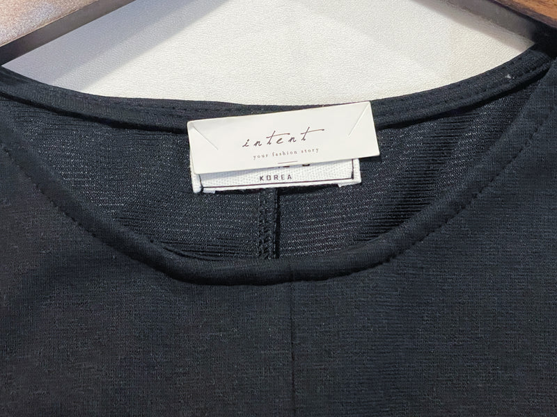 （ V Pleated Dress 裙身顯瘦車褶設計日常連身裙/ DS9631 （black sold out)