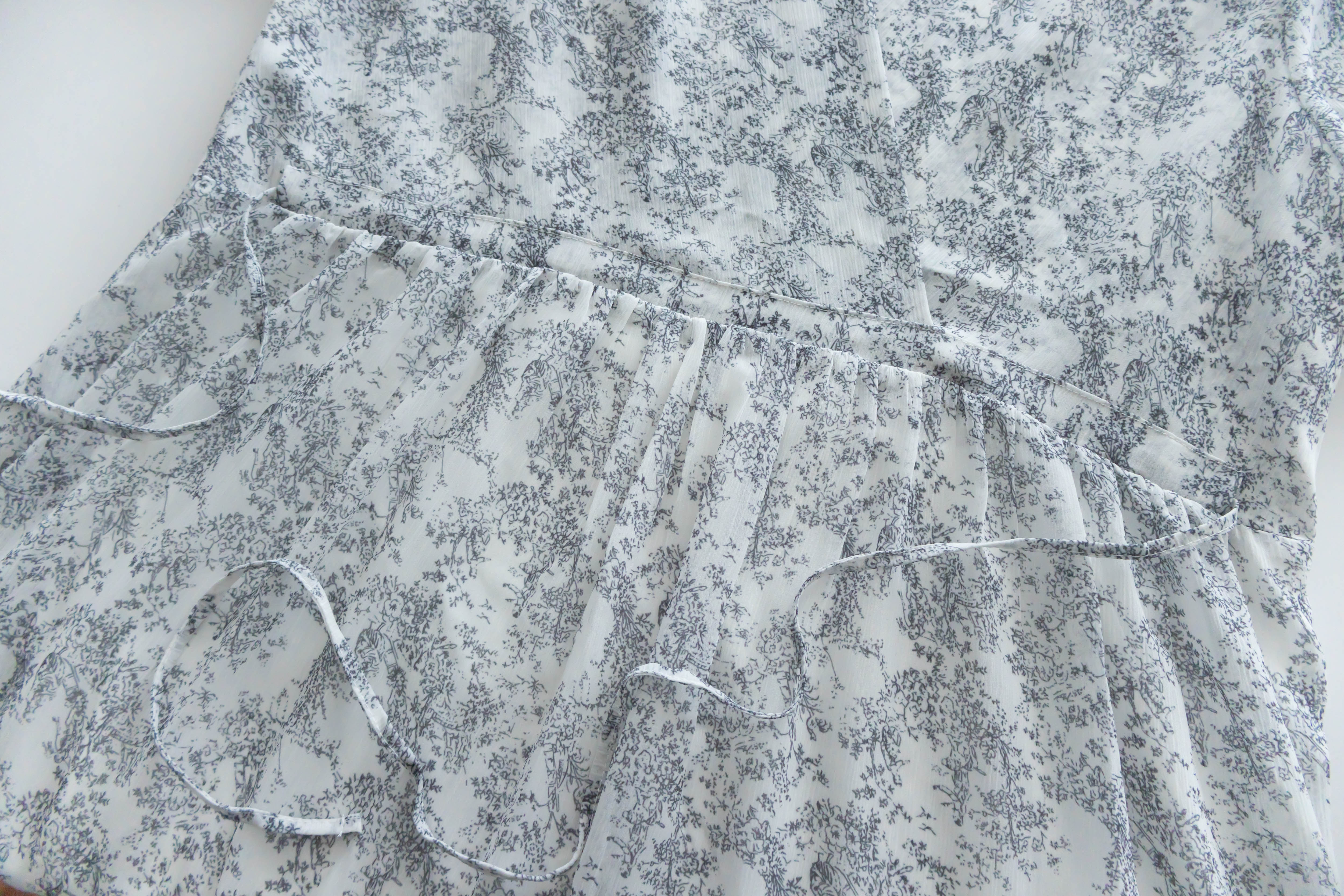Chiffon Floral 氣質V領黑白印花束腰飄逸雪紡裙, Dress/ DS9302