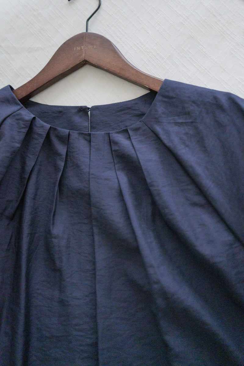 Pleated Tie-waist Top 簡約光澤深藍綁帶上衣/ TP9169