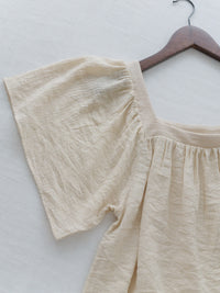 Square Neck Blouse 溫柔方領傘袖上衣/ TP9176