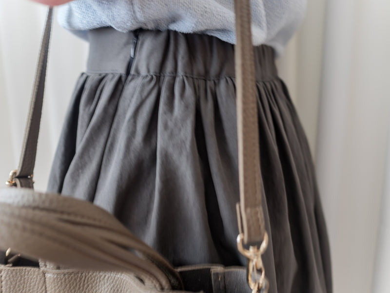 （超百搭顯瘦單品！) Flair, Skirt 長度剛好顯幼腰間皺皺修肚膝上裙/ SK8841
