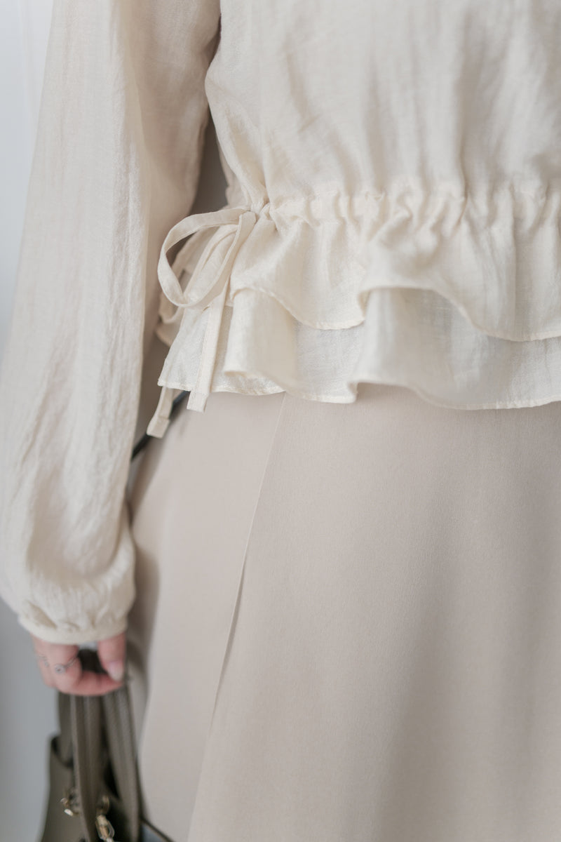 Ruffle Collar Blouse 微光澤顯鎖骨方領修腰上衣/ BU9121