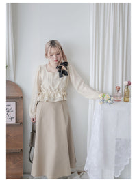 Ruffle Collar Blouse 微光澤顯鎖骨方領修腰上衣/ BU9121