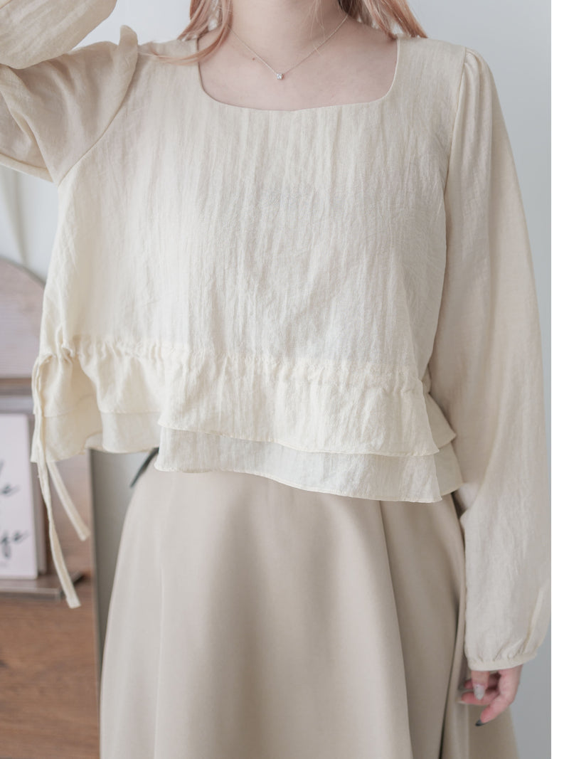 Ruffle Collar Blouse 微光澤顯鎖骨方領修腰上衣/ BU9121