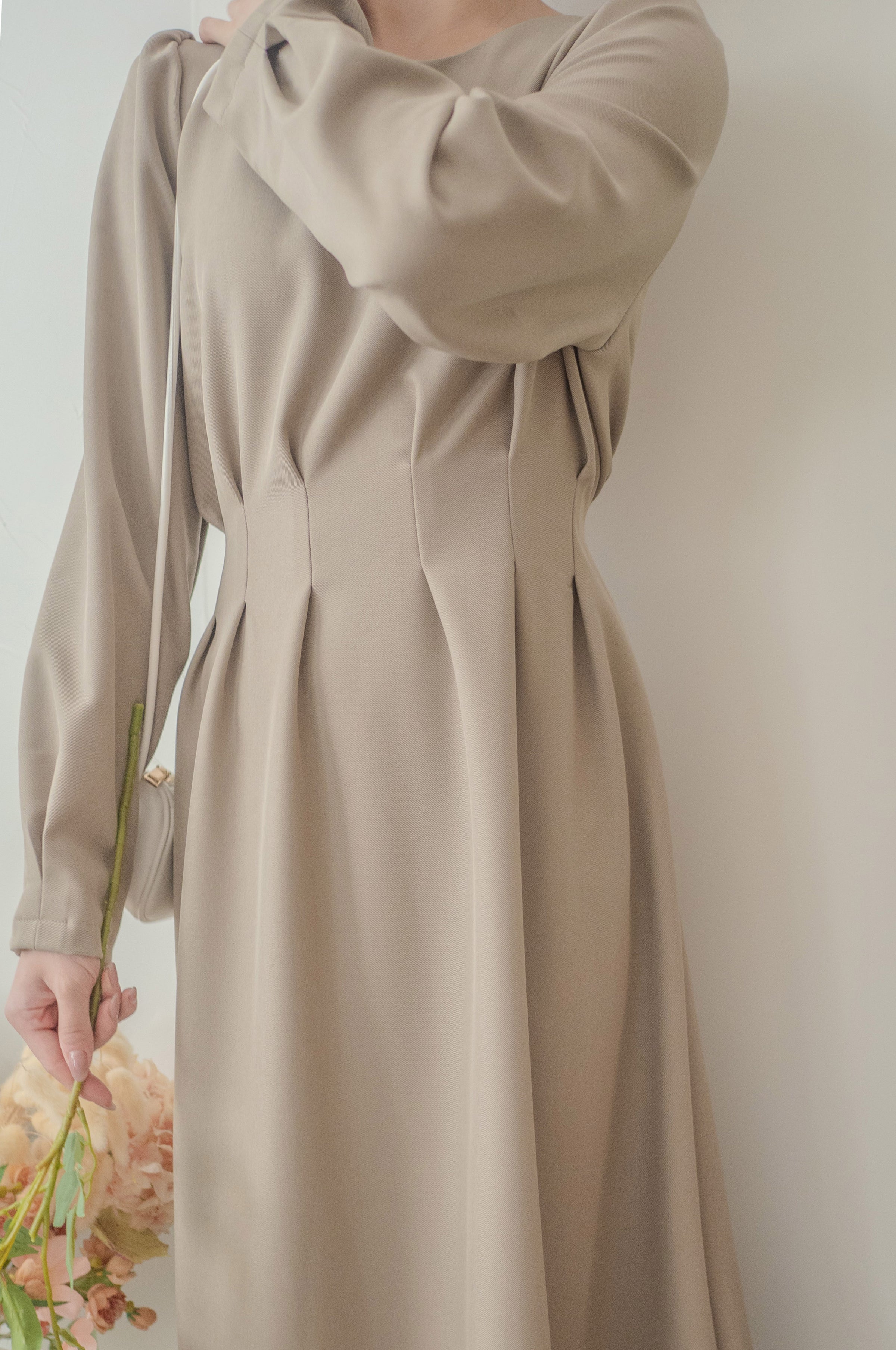【現貨限量回歸 beige ONLY】Pleated Waist Dress 腰間車褶極顯瘦連身裙/ DS9667