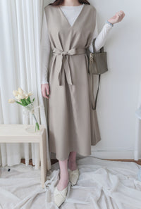 [限量現貨回歸]  Vest Belt Dress 防皺V領中間修飾線修腰背心裙/ DS9665
