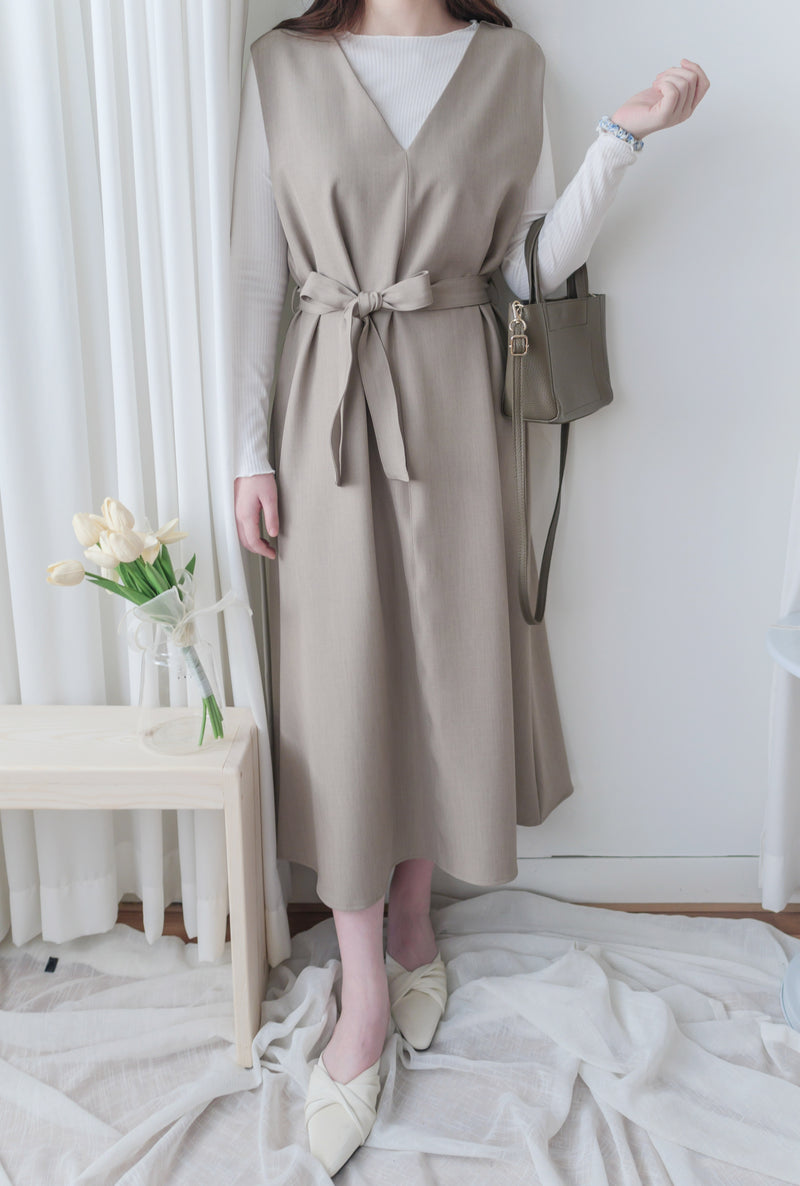 [限量現貨回歸]  Vest Belt Dress 防皺V領中間修飾線修腰背心裙/ DS9665