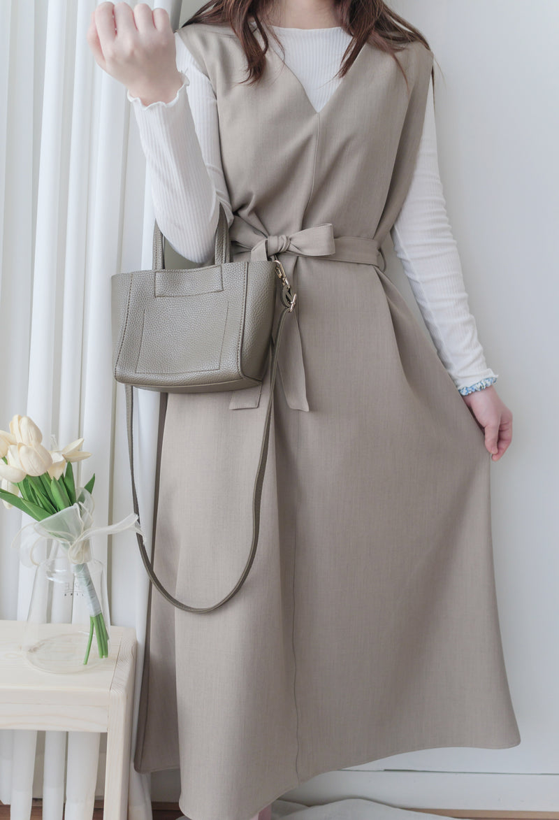 [限量現貨回歸]  Vest Belt Dress 防皺V領中間修飾線修腰背心裙/ DS9665