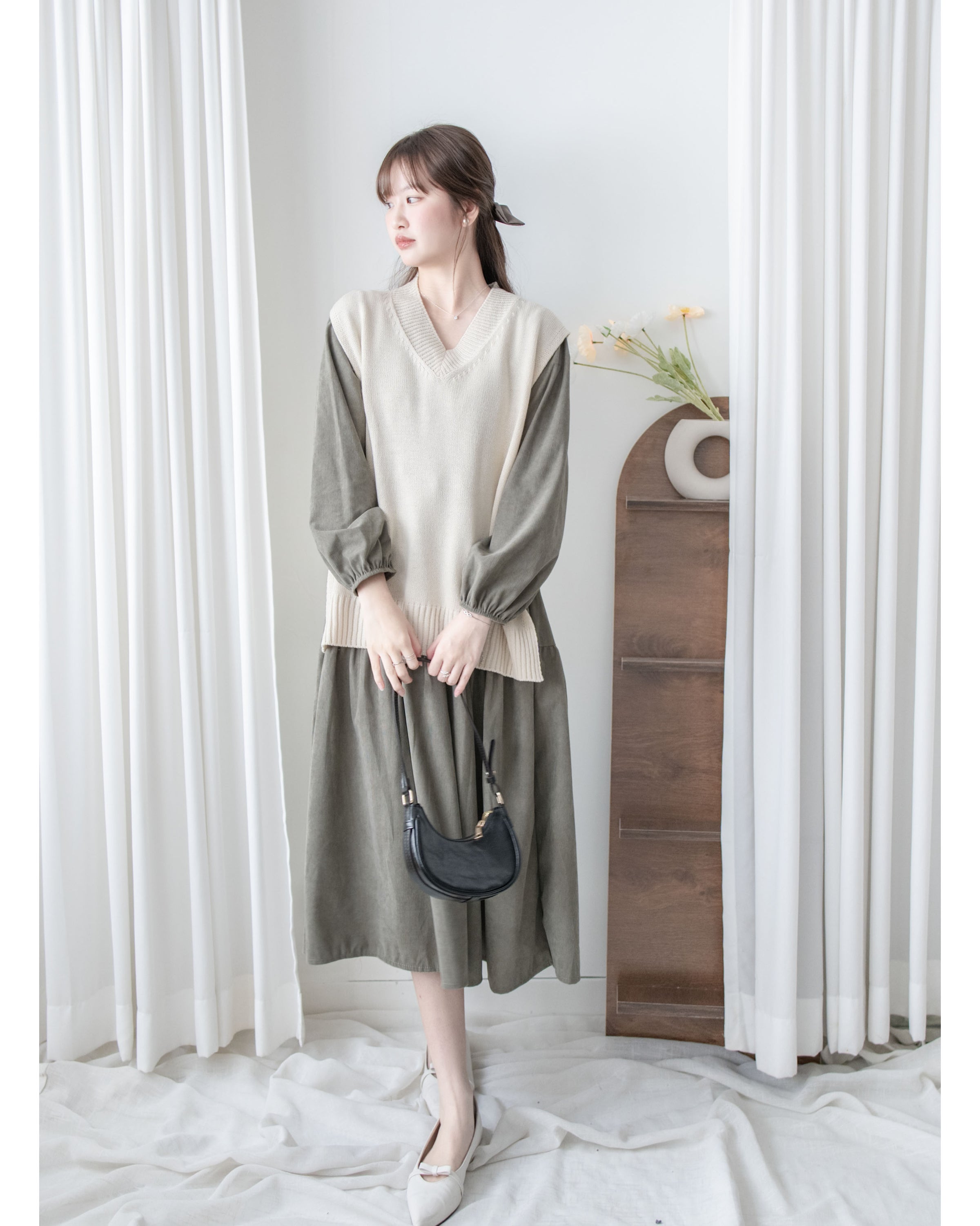 Ivory Vest 百搭垂感肩線V領針織背心 / KT8185