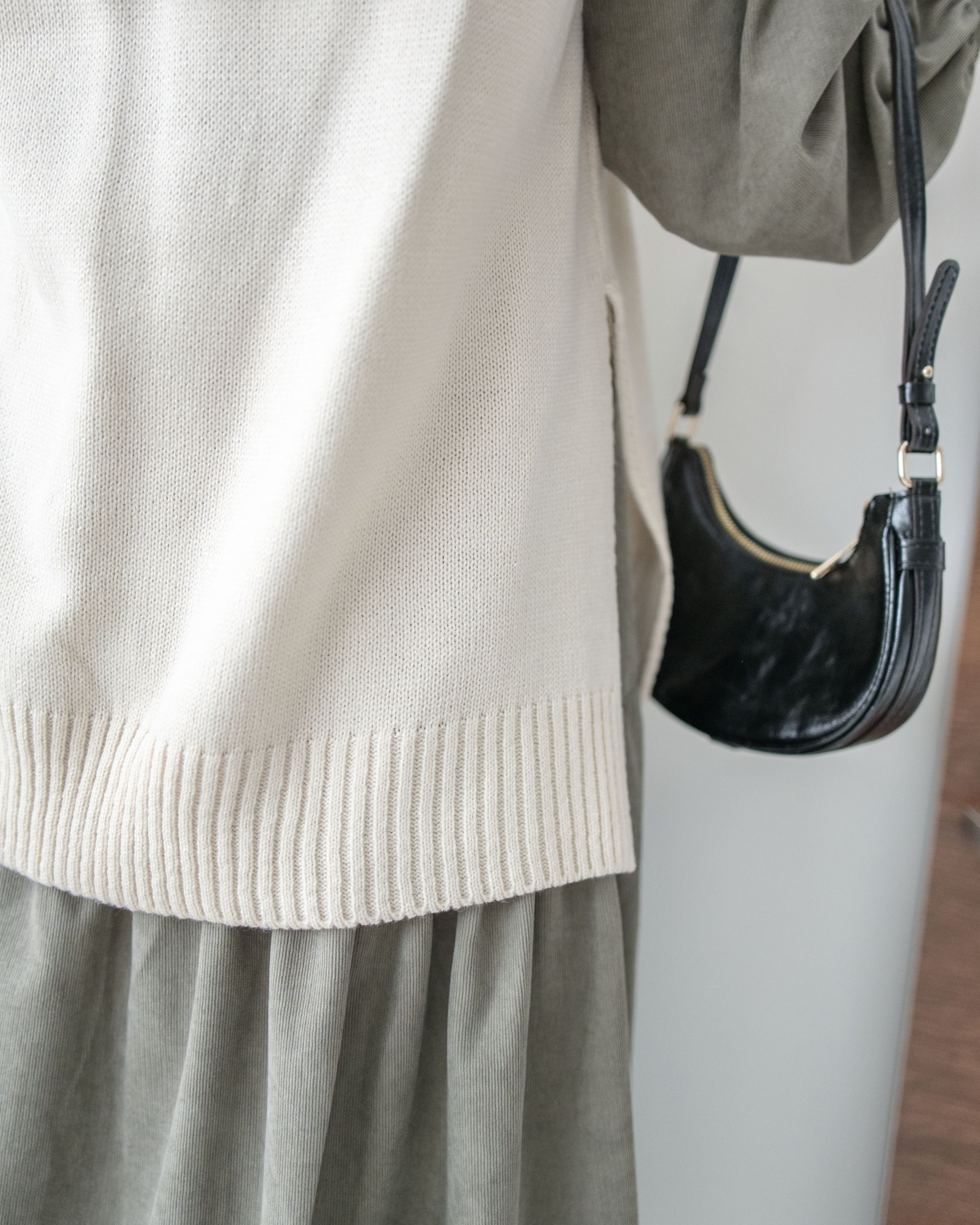 Ivory Vest 百搭垂感肩線V領針織背心 / KT8185