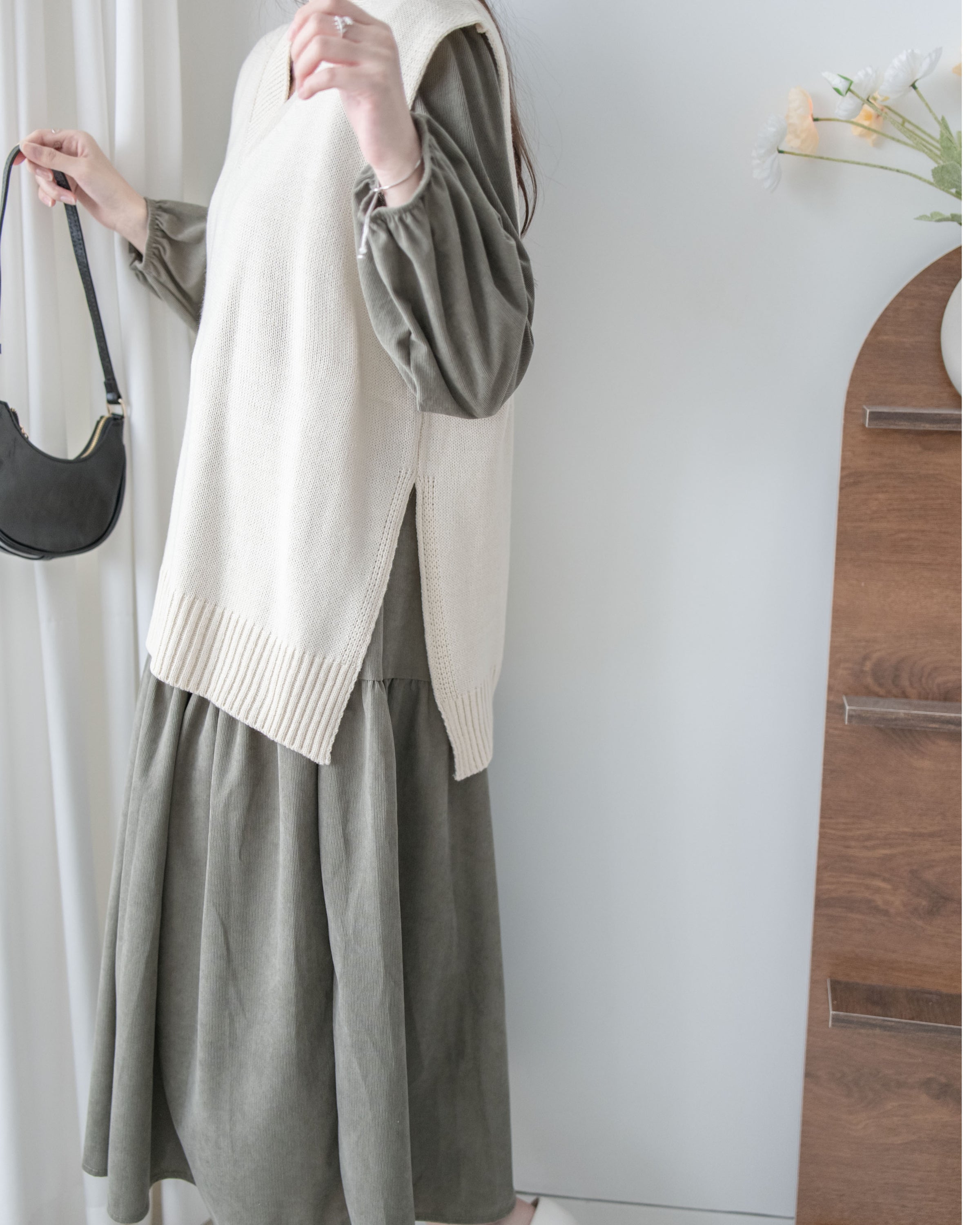 Ivory Vest 百搭垂感肩線V領針織背心 / KT8185