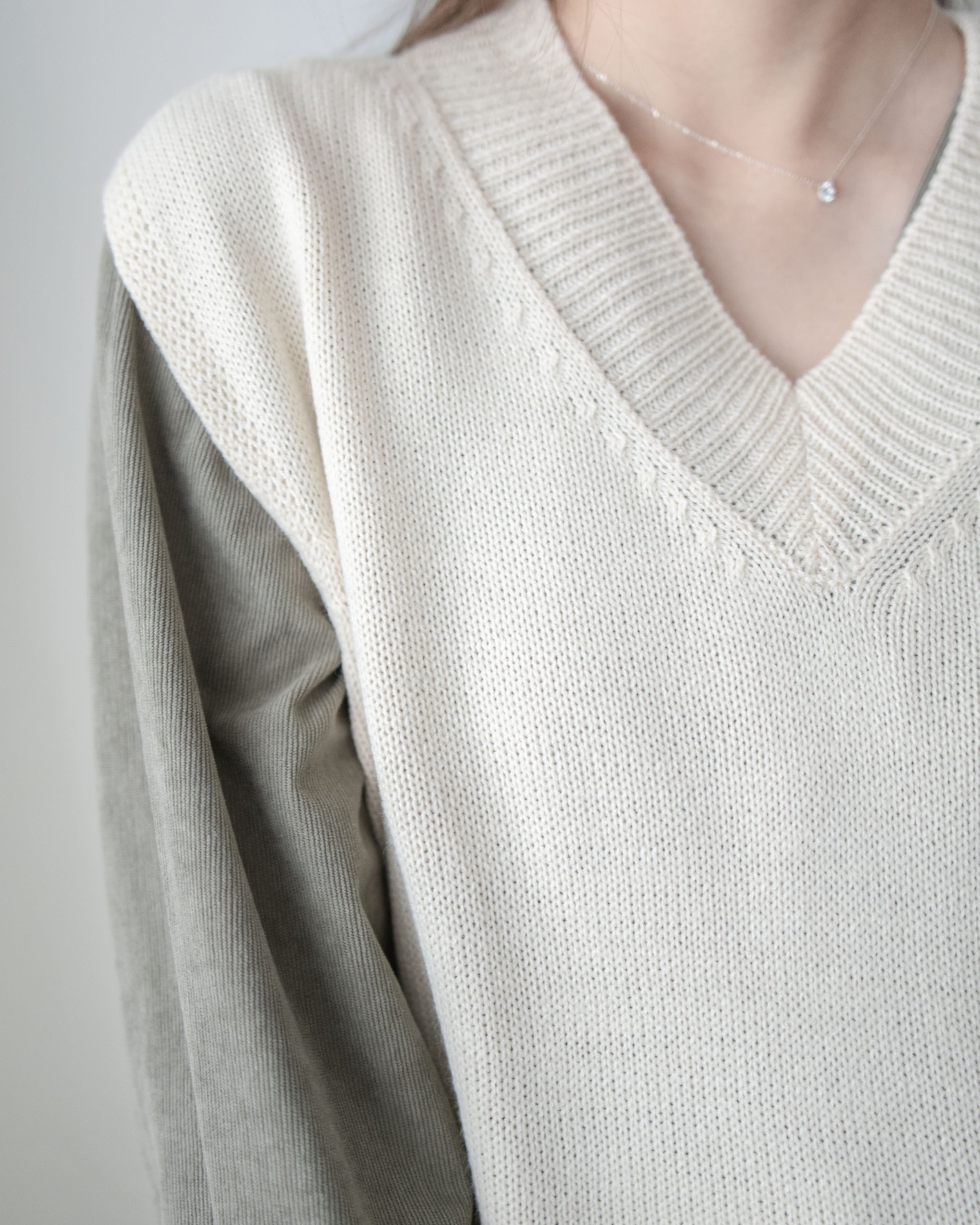 Ivory Vest 百搭垂感肩線V領針織背心 / KT8185