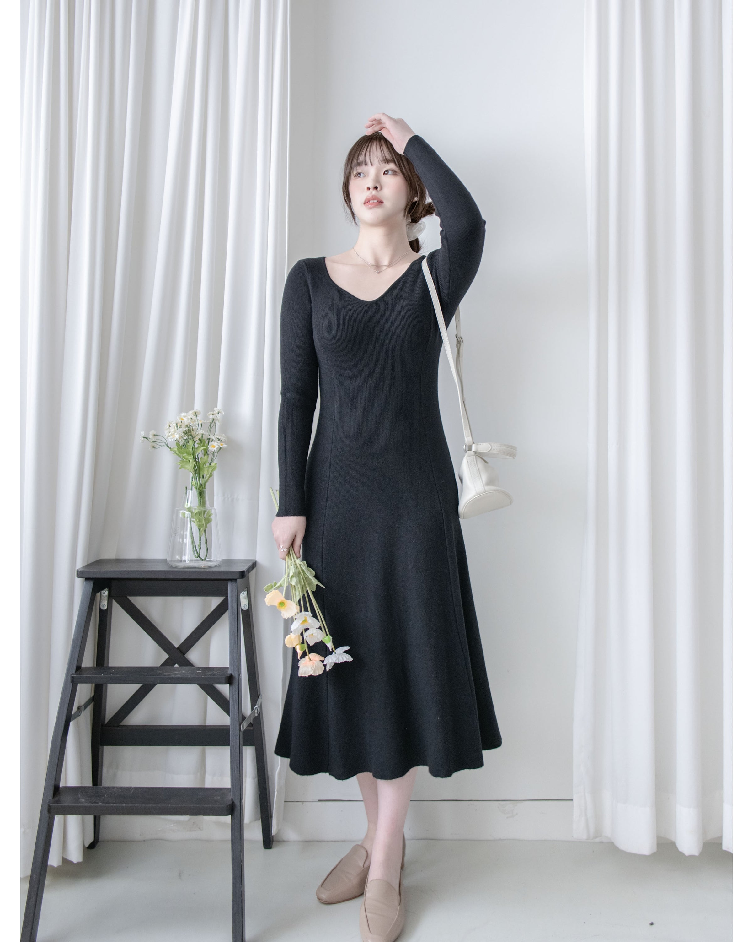 Knit Black Dress 弧形V領顯瘦彈性小黑裙/ DS1021