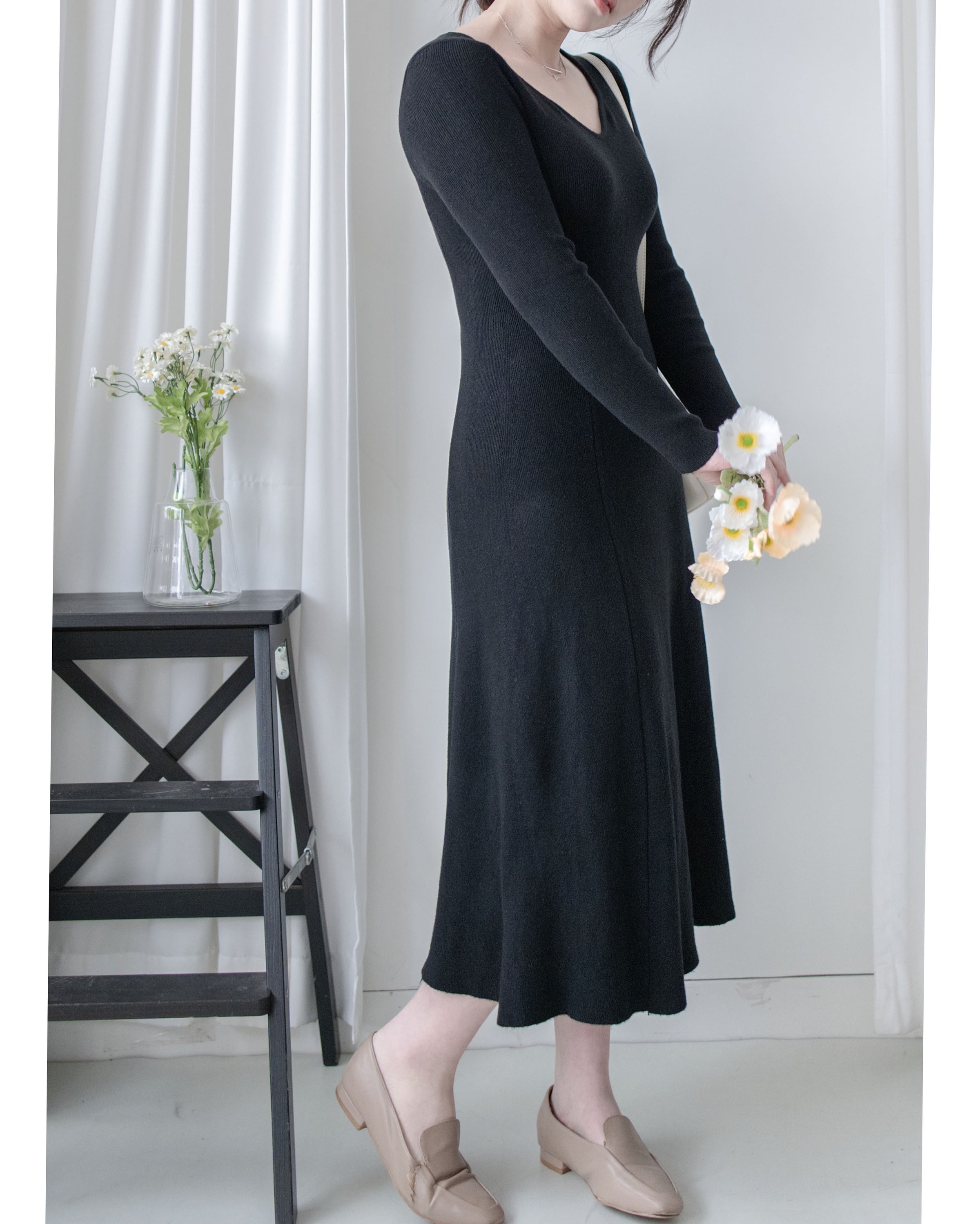 Knit Black Dress 弧形V領顯瘦彈性小黑裙/ DS1021