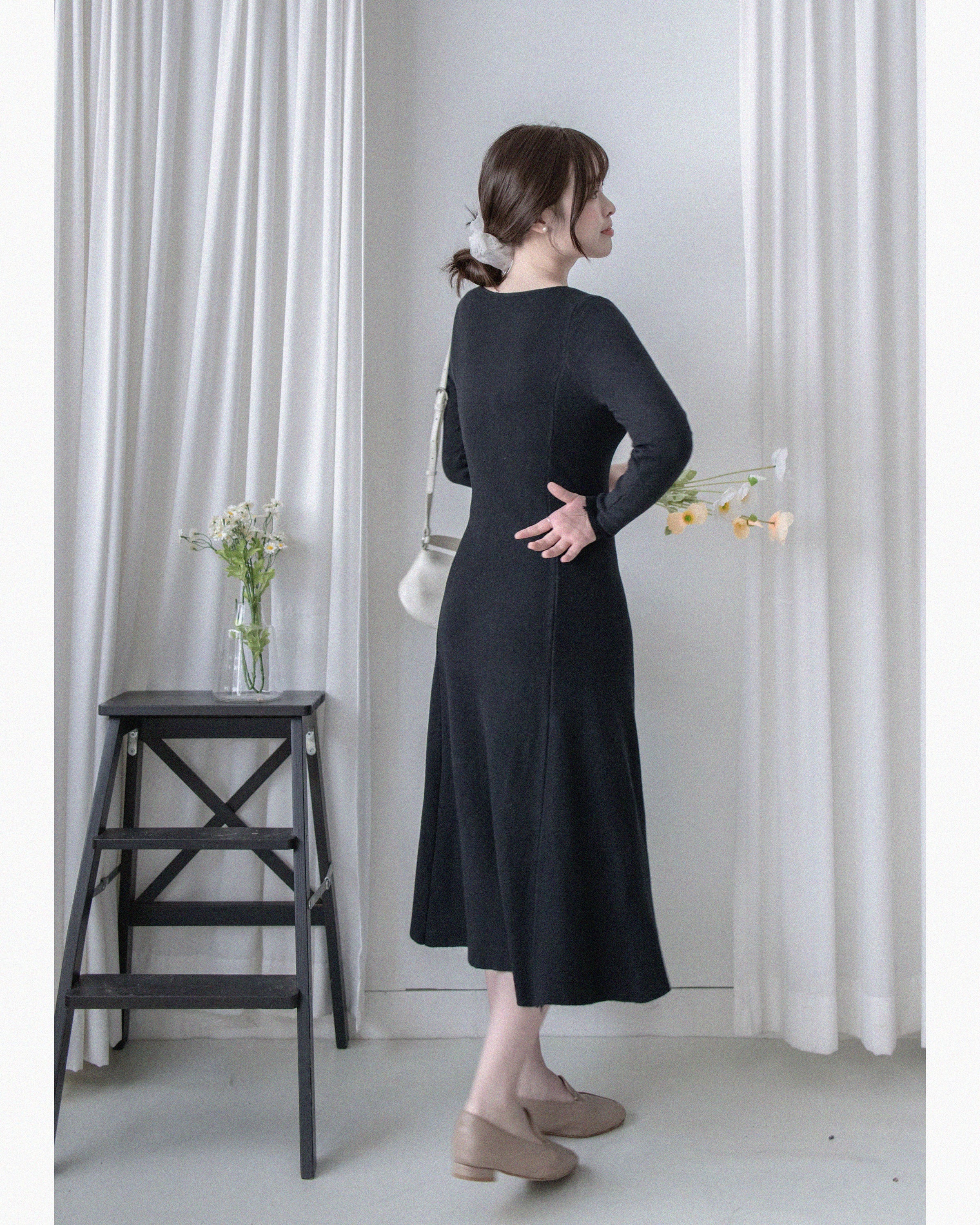 Knit Black Dress 弧形V領顯瘦彈性小黑裙/ DS1021