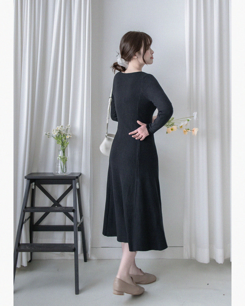 Knit Black Dress 弧形V領顯瘦彈性小黑裙/ DS1021