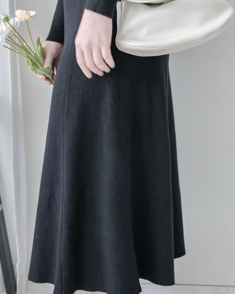 Knit Black Dress 弧形V領顯瘦彈性小黑裙/ DS1021