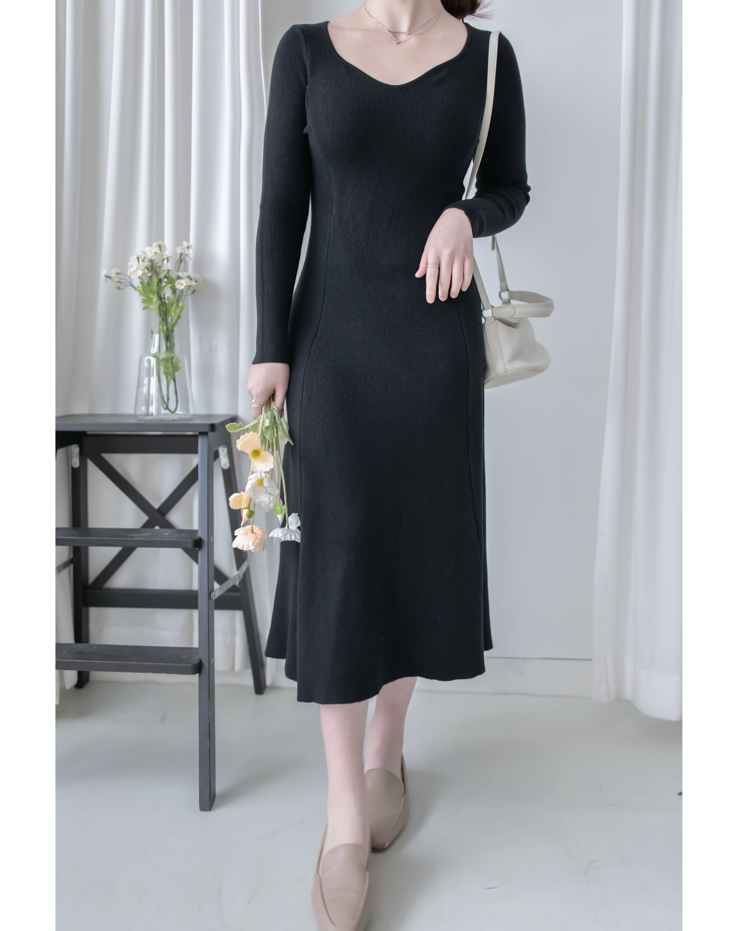 Knit Black Dress 弧形V領顯瘦彈性小黑裙/ DS1021
