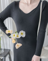 Knit Black Dress 弧形V領顯瘦彈性小黑裙/ DS1021