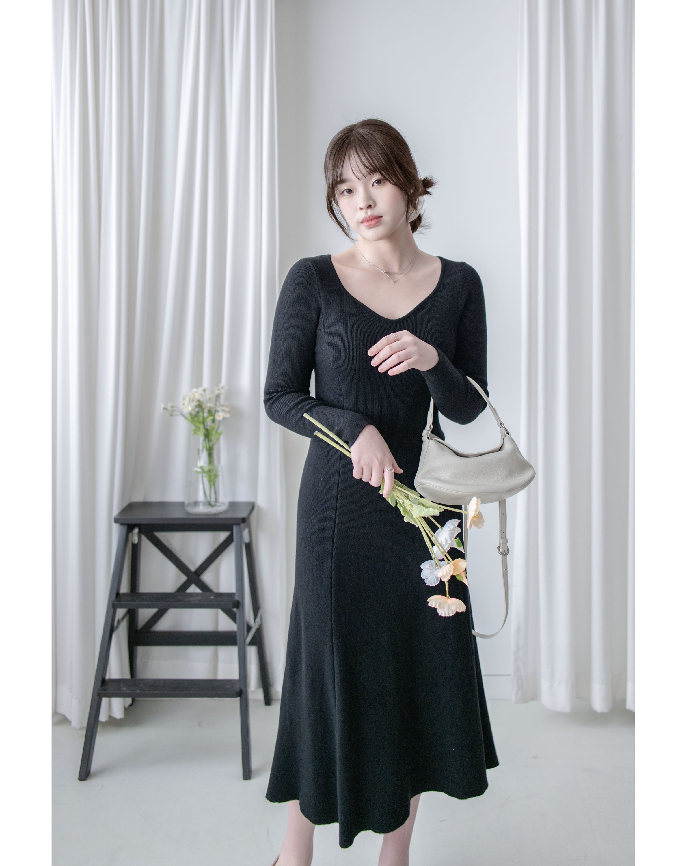 Knit Black Dress 弧形V領顯瘦彈性小黑裙/ DS1021