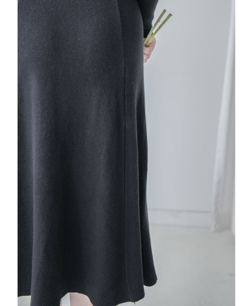 Knit Black Dress 弧形V領顯瘦彈性小黑裙/ DS1021