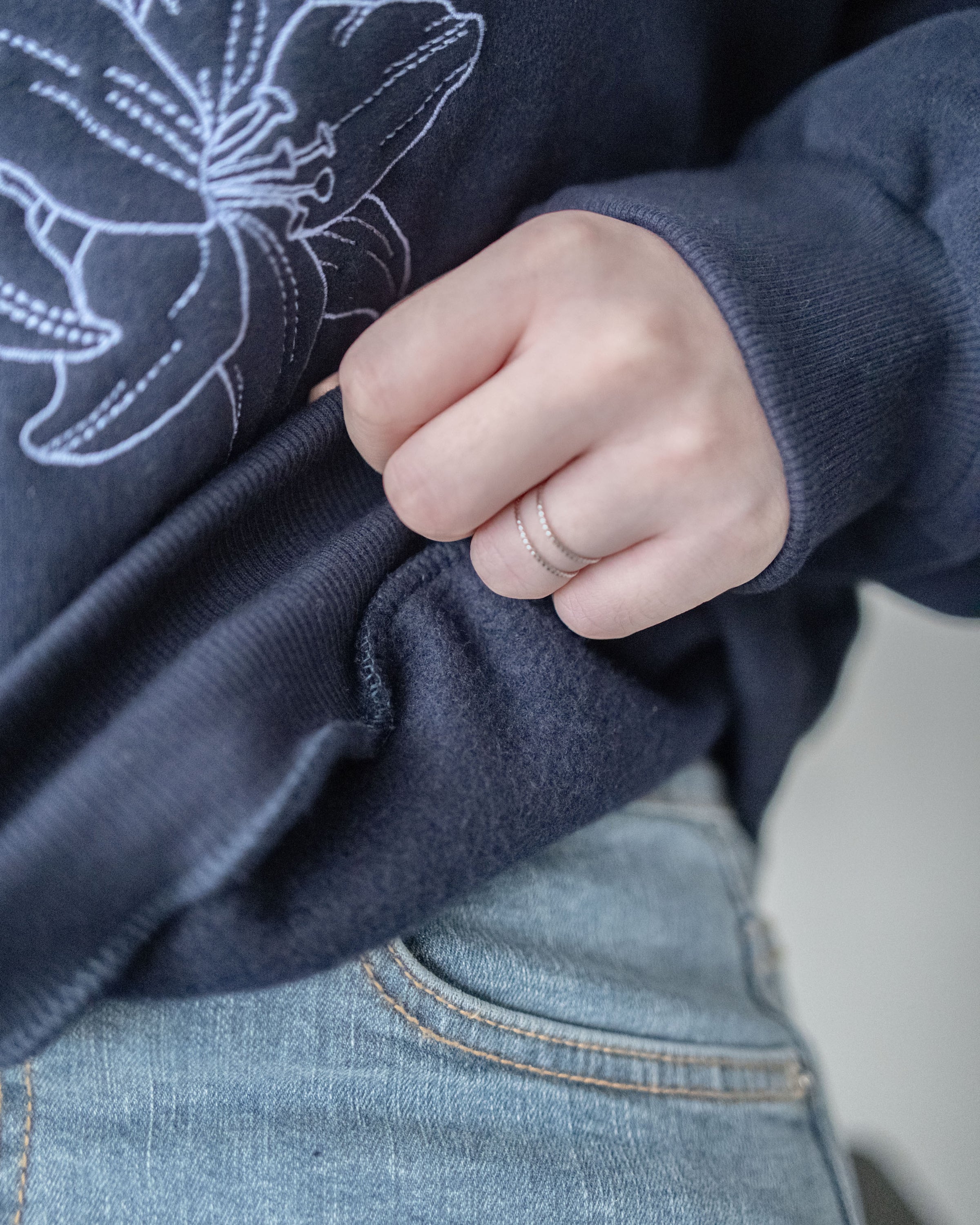 Embroidery Lily Top  花朵刺繡印花衛衣/ TP9196