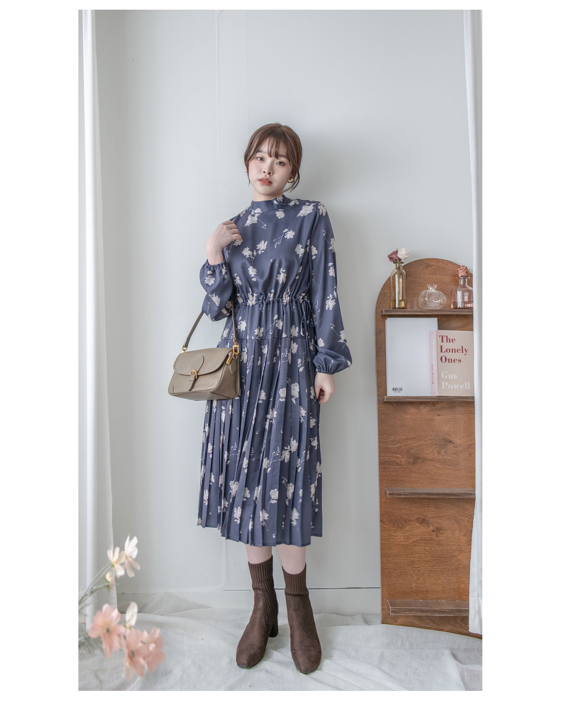 Misty Blue Floral Dress 霧藍白色花瓣舒適高雅連身裙/ DS1044