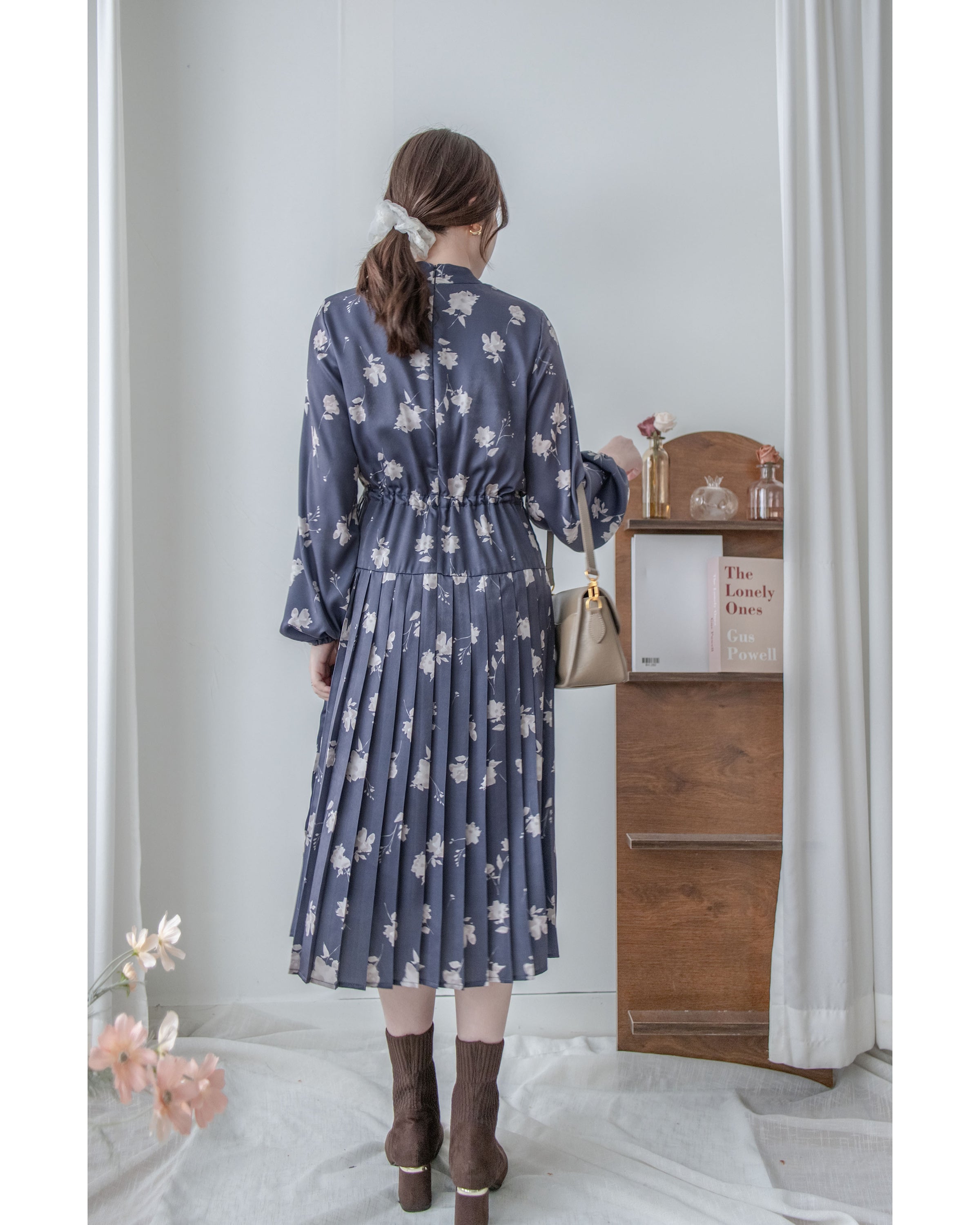 Misty Blue Floral Dress 霧藍白色花瓣舒適高雅連身裙/ DS1044