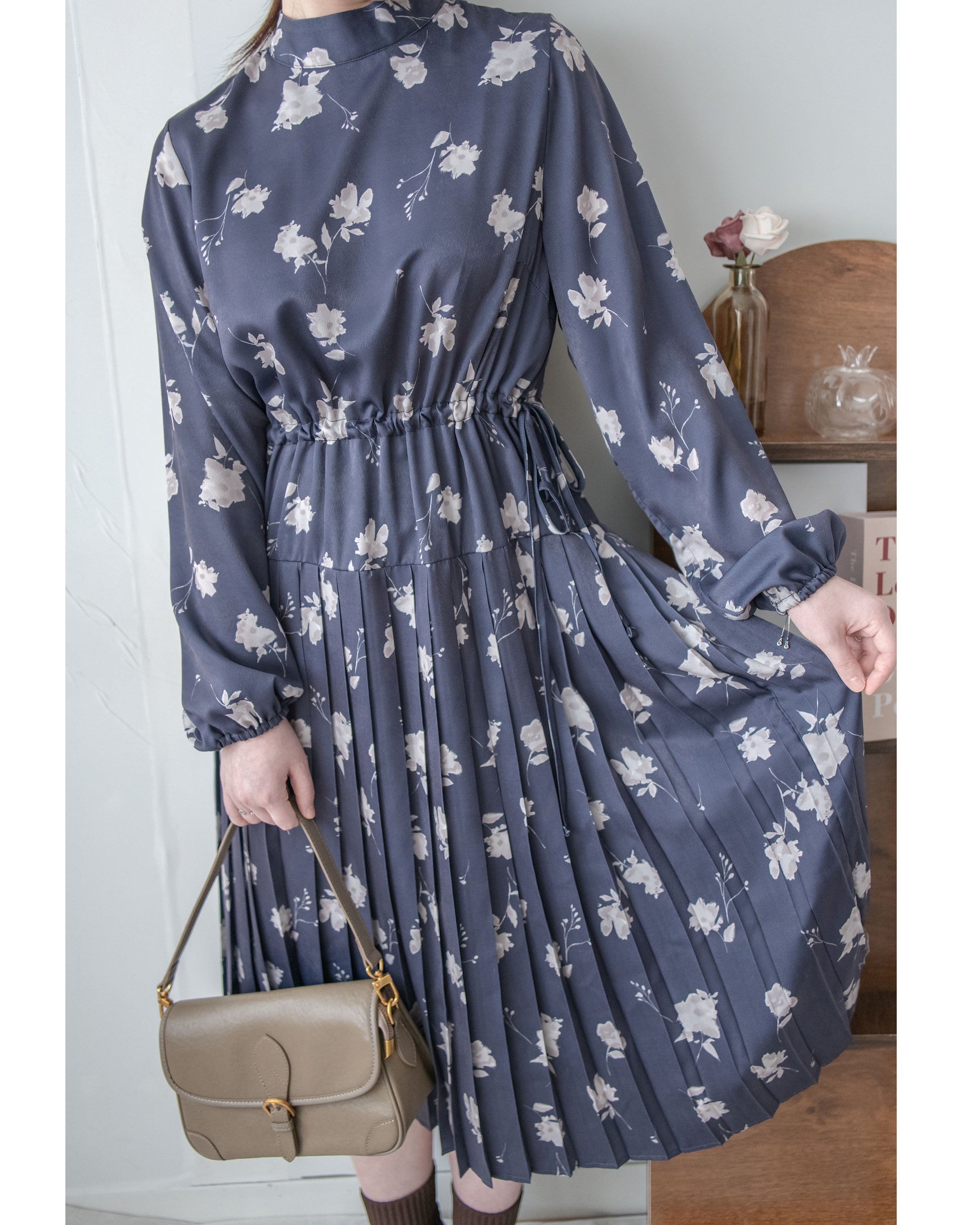 Misty Blue Floral Dress 霧藍白色花瓣舒適高雅連身裙/ DS1044