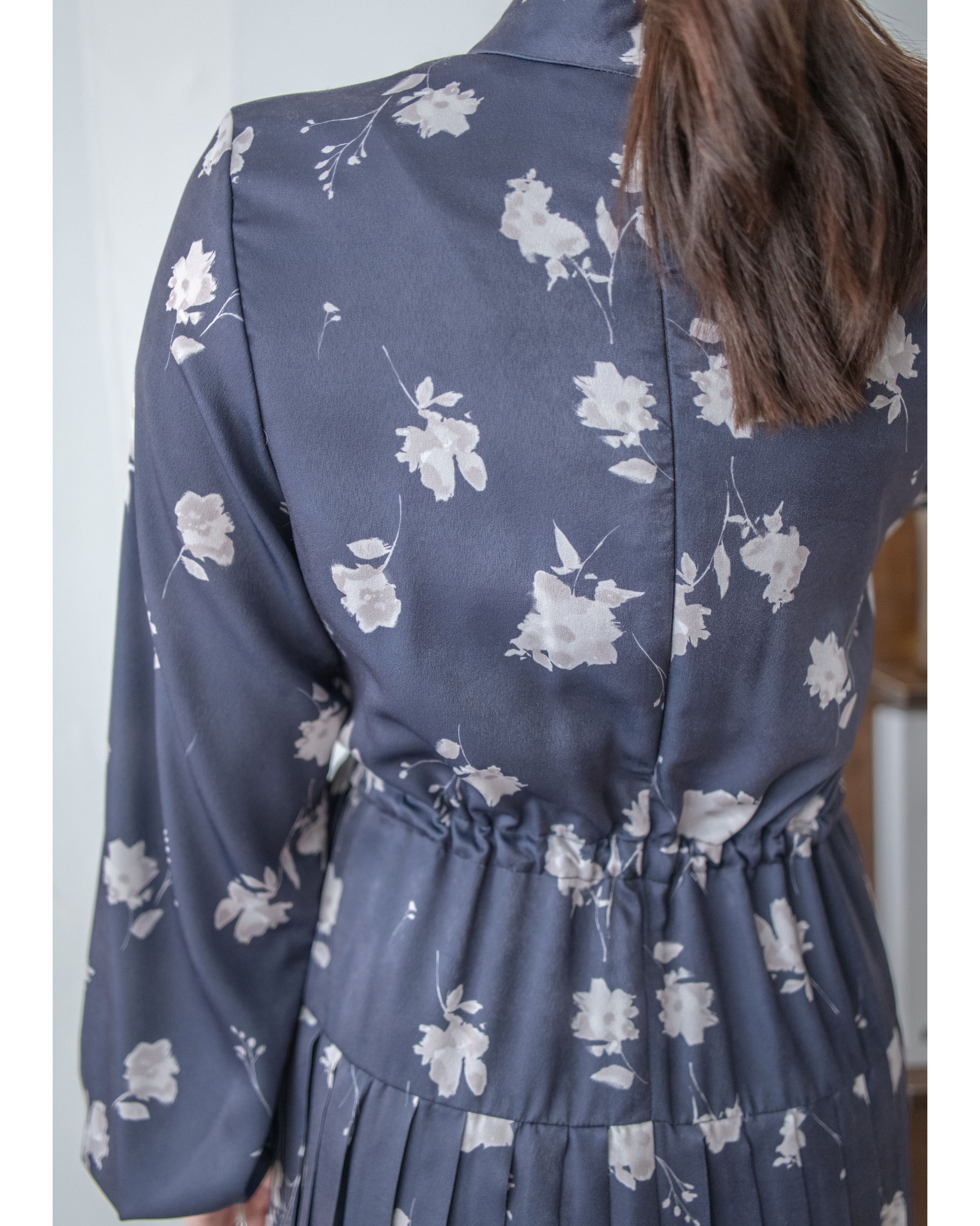 Misty Blue Floral Dress 霧藍白色花瓣舒適高雅連身裙/ DS1044