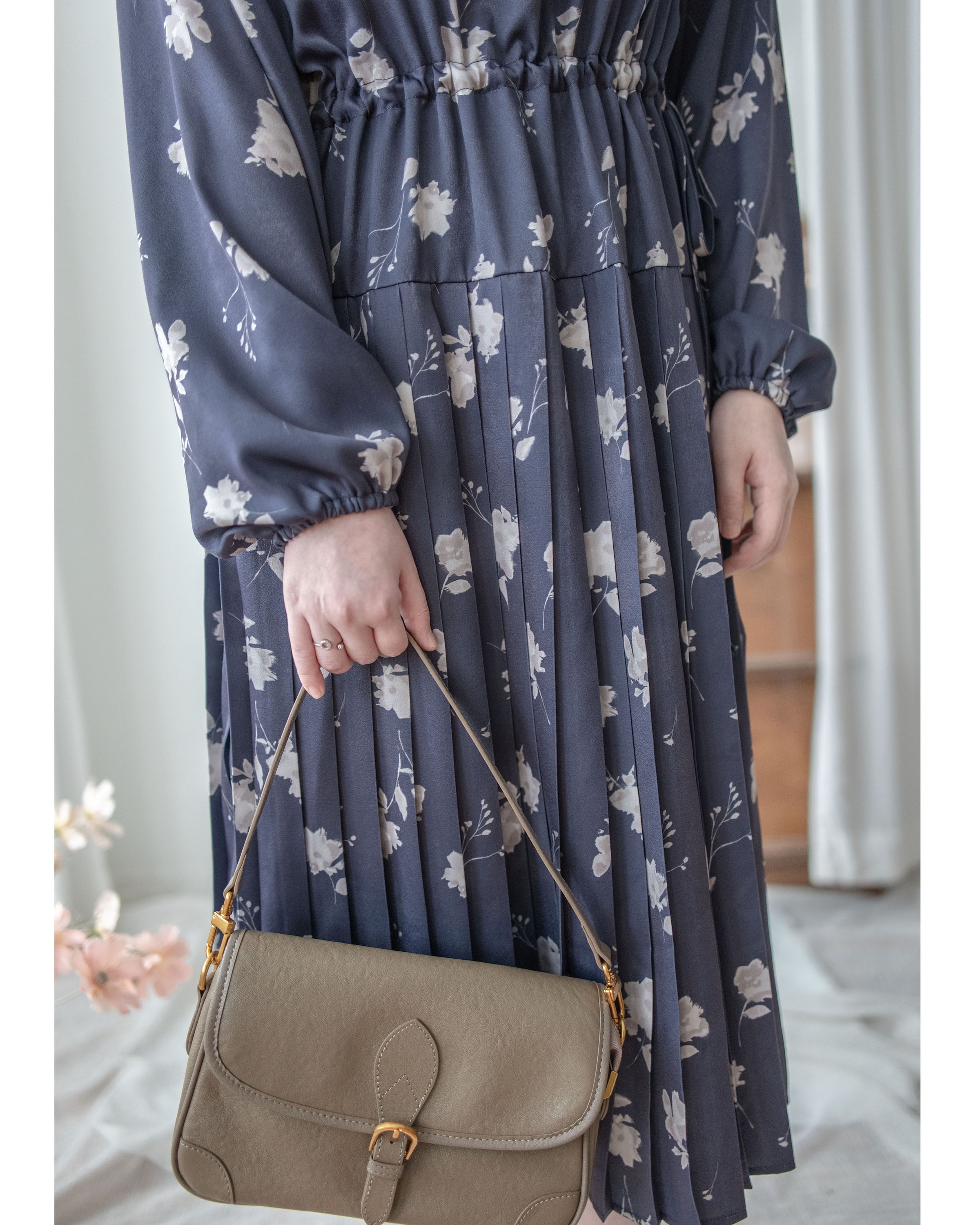 Misty Blue Floral Dress 霧藍白色花瓣舒適高雅連身裙/ DS1044