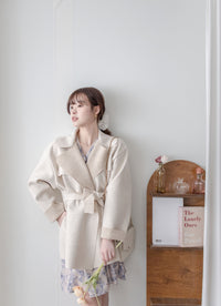 【intent X Korea label】 Oatmeal Ivory 優雅翻領蝴蝶修腰短大衣, Coat/ JK8112