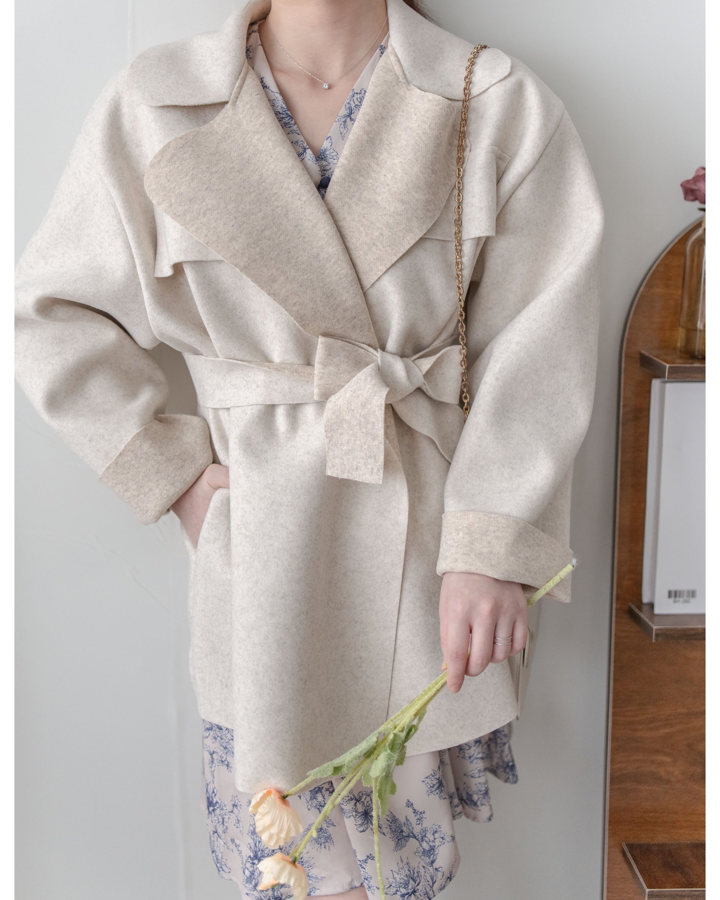 【intent X Korea label】 Oatmeal Ivory 優雅翻領蝴蝶修腰短大衣, Coat/ JK8112