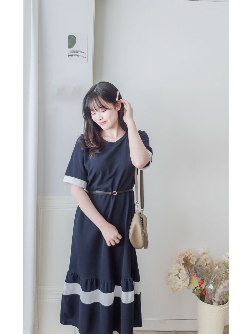 Navy Ruffle Dress 深藍彈性舒適波浪裙擺連身裙/ DS9874