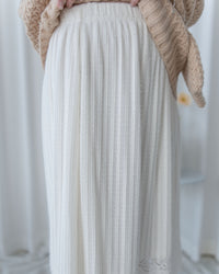 Lace Spliced Skirt 蕾絲拼接壓紋針織裙/ SK8929