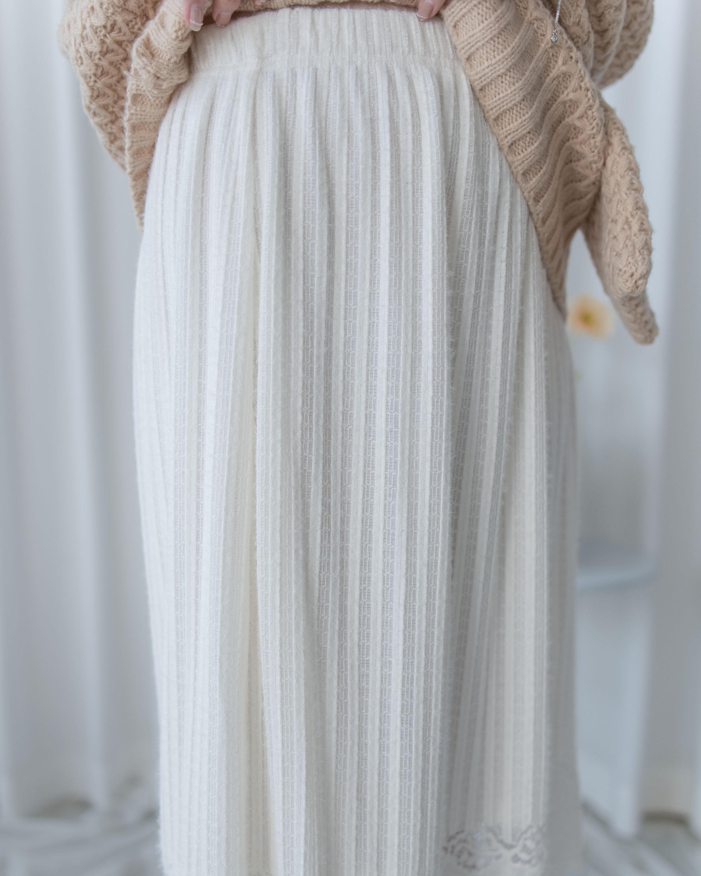 Lace Spliced Skirt 蕾絲拼接壓紋針織裙/ SK8929